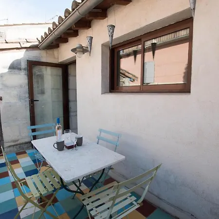 Genive - Jolie Maison Typique Avec Sa Terrasse Arles